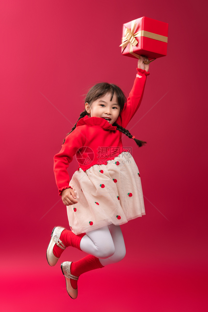 快乐的小女孩拿着节日礼物图片