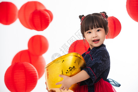 可爱的小女孩抱着金元宝高清图片