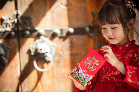 可爱的小女孩拿着红包高清图片