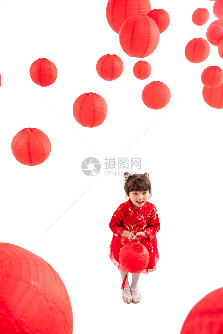 红灯笼下的提着灯笼玩耍的小女孩图片