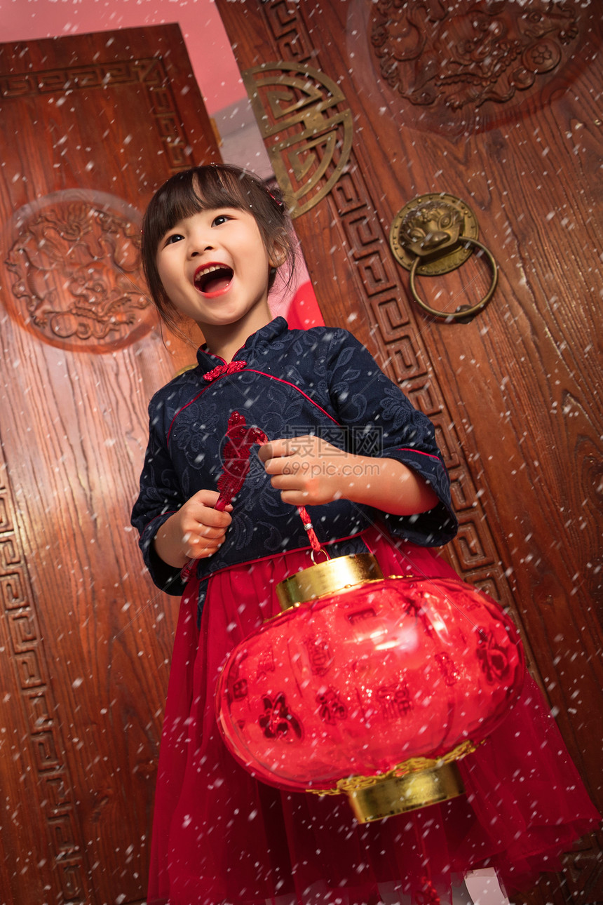 小女孩手提红灯笼庆祝新年图片