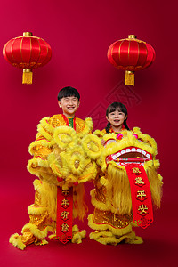 舞狮小孩欢乐的男孩女孩舞狮庆祝新年背景