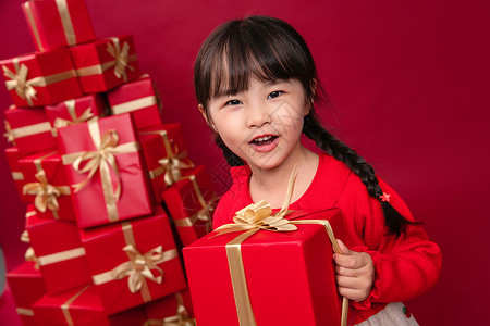 快乐的小女孩收到许多节日礼物图片