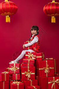 快乐的小女孩收到许多新年礼物图片