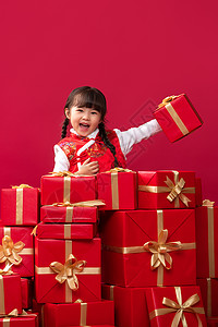幸福的小女孩收到许多新年礼物图片