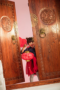 浴室元素漂亮的小女孩手提红灯笼庆祝新年背景