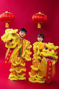 新年舞狮的女孩欢乐的男孩女孩舞狮庆祝新年背景