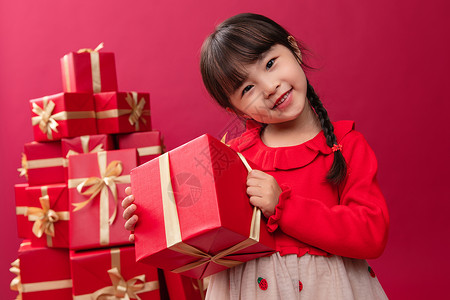 快乐的小女孩收到许多节日礼物高清图片
