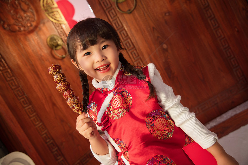 吃糖葫芦的快乐小女孩图片