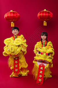 欢乐的男孩女孩舞狮庆祝新年高清图片