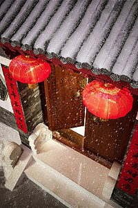 雪花文字素材雪中的挂着红灯笼的中式庭院背景