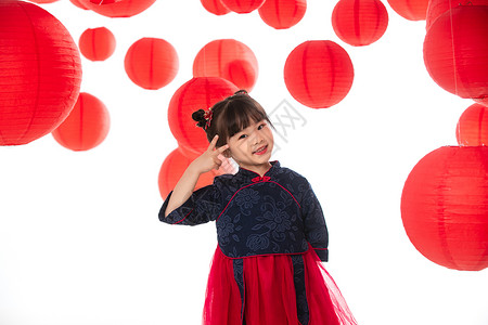 红灯笼下的可爱的小女孩高清图片