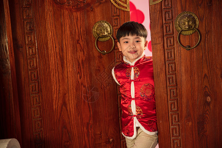 中式庭院门口的快乐男孩图片