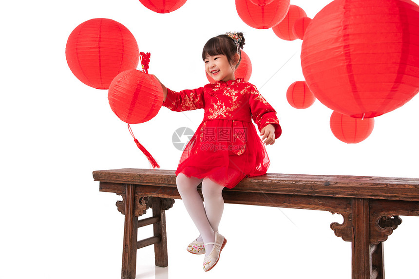 提着红灯笼坐在板凳上玩耍的小女孩图片