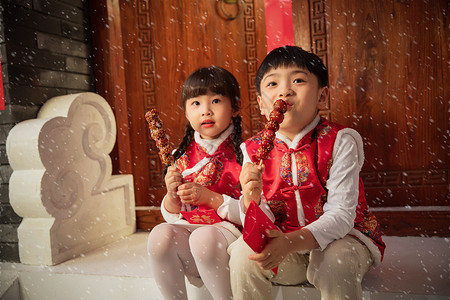 小孩吃糖葫芦吃冰糖葫芦的可爱男孩女孩背景
