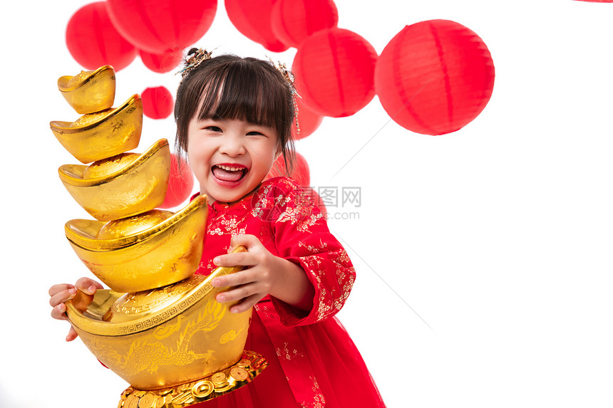 可爱的小女孩抱着一摞金元宝图片