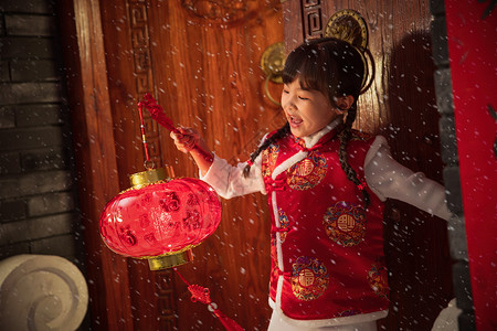庭院中小叔雪中小女孩手提红灯笼玩耍背景