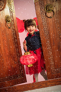 可爱的小女孩手提红灯笼庆祝新年图片