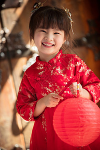 木制的漂亮的可爱的小女孩拿着红灯笼背景