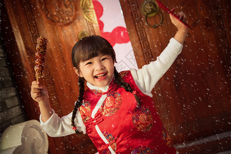 手举糖葫芦红包的快乐小女孩图片