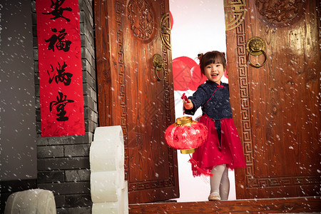 颜文字摔桌表情漂亮的小女孩手提红灯笼庆祝新年背景