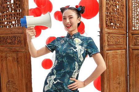 春节宣传图青年女人用扩音器宣传好消息背景