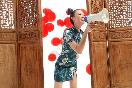 春节宣传图青年女人用扩音器宣传好消息背景