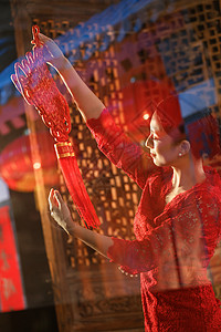 红色中式装饰年轻女人过年挂结背景