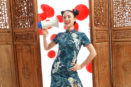 春节宣传展板青年女人用扩音器宣传好消息背景