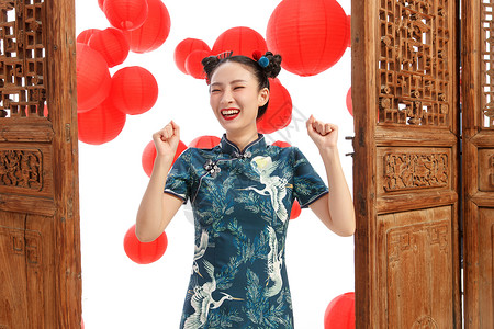 站在中式门前的快乐女人高清图片