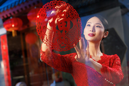 中式装饰窗花年轻女人过年贴窗花背景