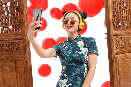 手机雕刻素材快乐女人用手机照相背景