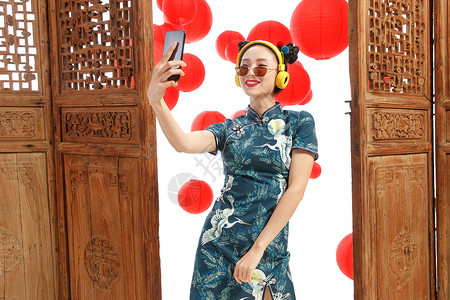 春节视频装饰快乐女人用手机照相背景