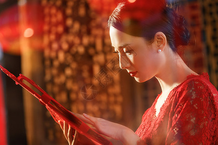 福字透明素材站在窗外拿剪纸的青年女人背景