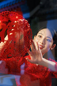 中式装饰窗花年轻女人过年贴窗花背景