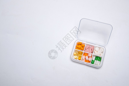 装满多色药丸的药盒图片