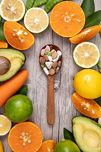 橙扁豆果蔬和木匙上的多色药品背景