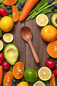 俯拍水果蔬菜和木匙高清图片