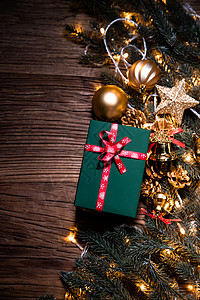 圣诞绿色礼品盒圣诞礼物和圣诞装饰物背景