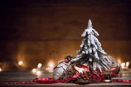 松树和圣诞装饰物高清图片