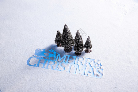 雪地上的松树和圣诞节英文背景图片