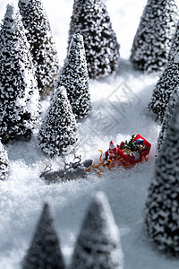 雪地上驯鹿拉着圣诞老人图片