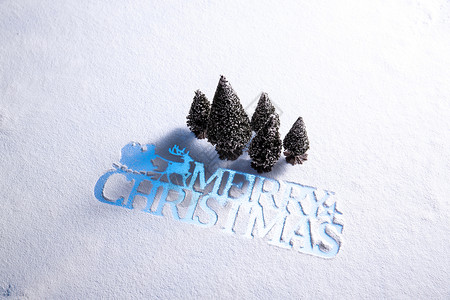 雪地上的松树和圣诞节英文背景图片