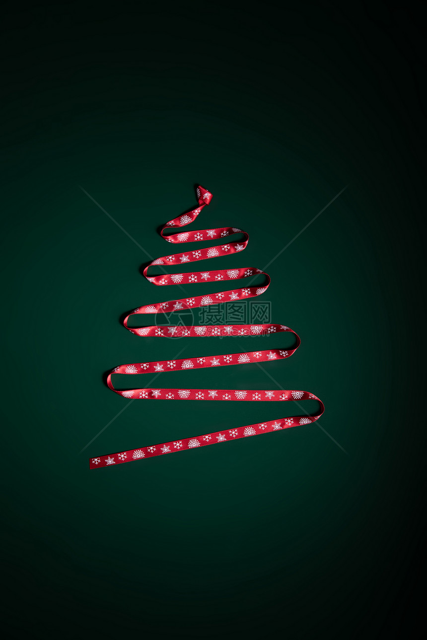 丝带摆成圣诞树形状图片