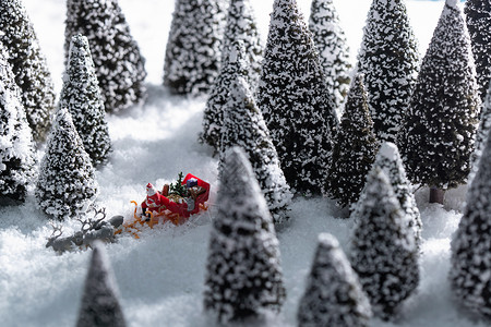 雪地上驯鹿拉着圣诞老人高清图片