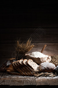 黑面包面包和面粉背景