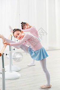 练习舞蹈基本功的小女孩图片