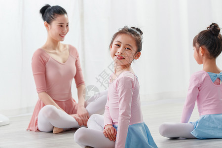 年轻舞蹈老师教小女孩们跳舞图片