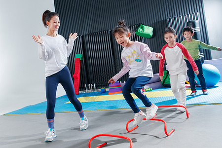 跳跃玩耍男孩儿童在教练的指导下进行体能训练背景