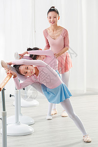 舞蹈脚年轻舞蹈老师教小女孩们跳舞背景